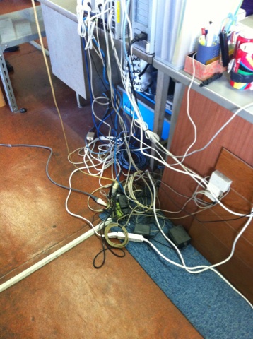 配線ぐちゃぐちゃ - No: 3249050写真素材なら「写真AC」無料 フリー ダウンロードOK