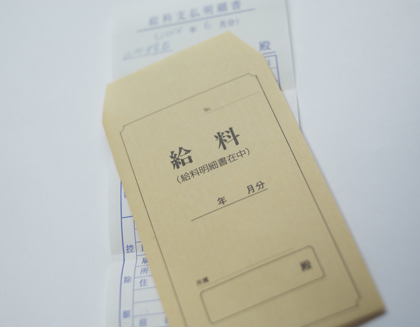 通帳とお給料袋とお給料の写真・画像素材-Snapmart スナップマート