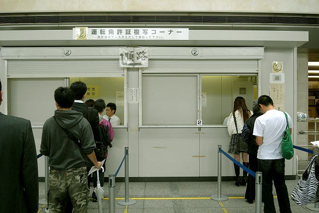 エレベーター会社のジェイイーです。 今月より、大阪府警察門真運転免許試験場内にて、デジタルサイネージ 電子広告 が流されています。1F申請窓口横、写真撮影室前、2F写真撮影室前の３箇所に設置されています。 免許更新の際は是非ご覧ください😃エレベーター会社