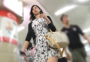 逆さ撮り盗撮》瓜華 店内で見つけた私服JCの逆さ撮りパンチラ | 素人・盗撮・パンチラエロ動画無料視聴サイト