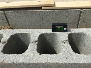 ＤＩＹ コンクリートブロックを重しに！サイクルハウスの格安強風対策。後付けも可能。眠り猫の気ままにスローライフ