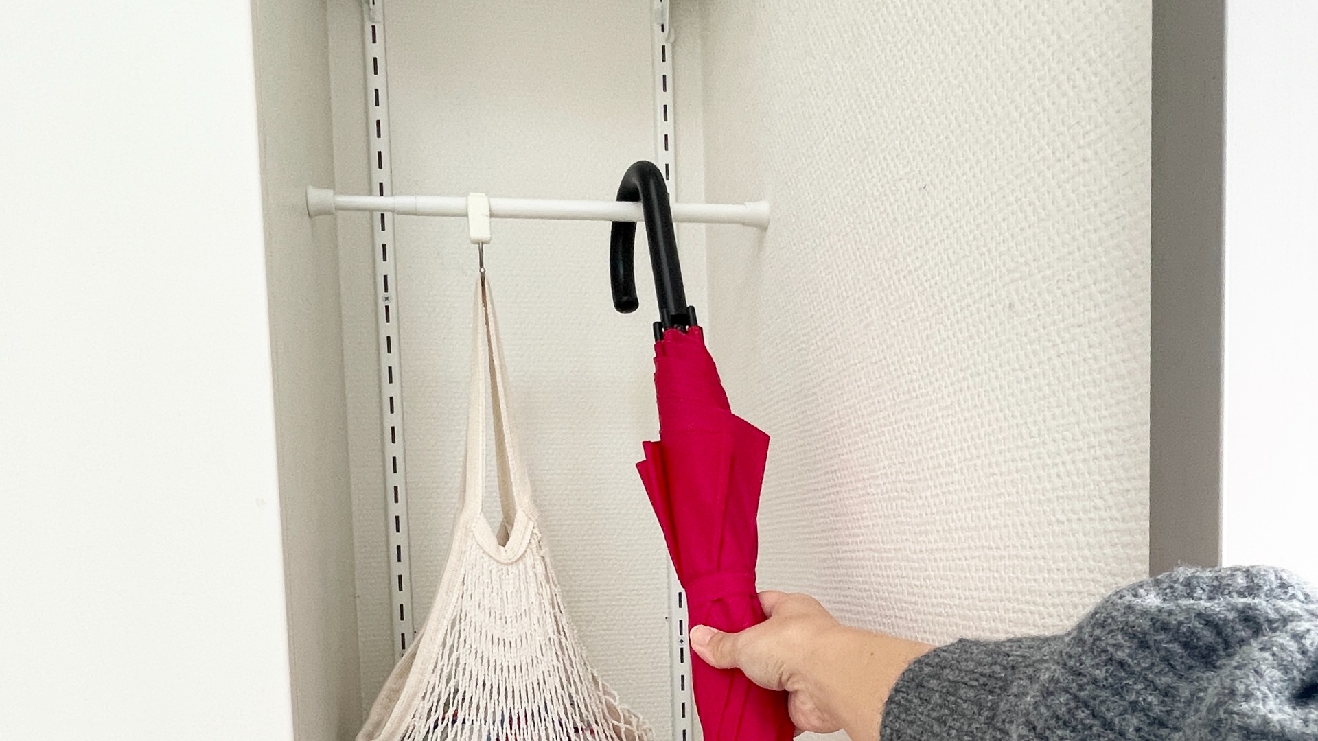 試してみた DAISO 白い伸縮式つっぱり棒 30cm↔45cmのリアルな口コミ・レビューLIPS