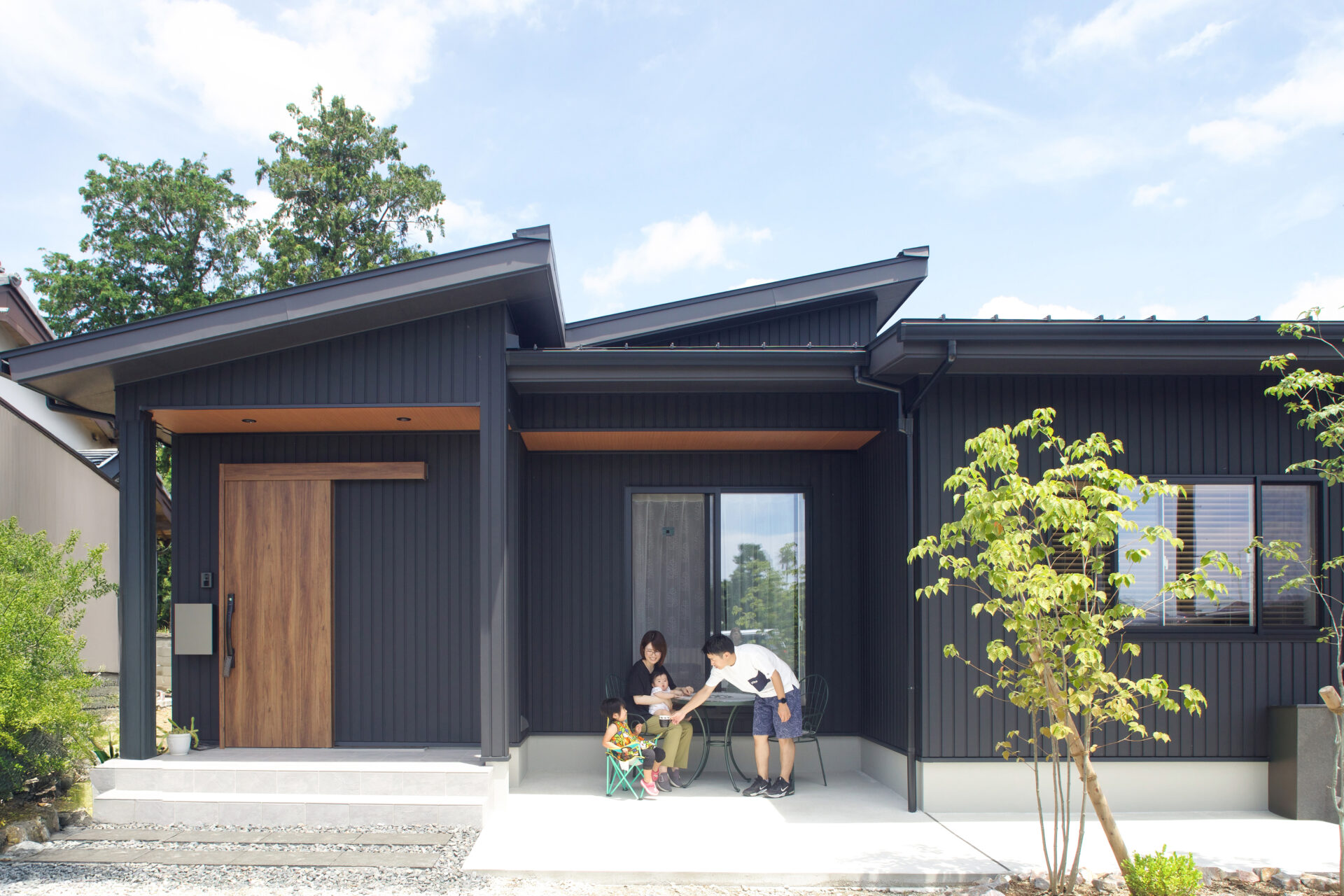 駅から徒歩3分という好立地を生かした店舗・賃貸の外観 - 事例写真「3世帯の街並みに調和した店舗・賃貸併用住宅」注文住宅のハウスネットギャラリ