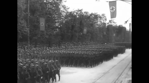 ナチス式敬礼をするアドルフ・ヒトラー。隣はナ ：アドルフ・ヒトラー 写真特集：時事ドットコム