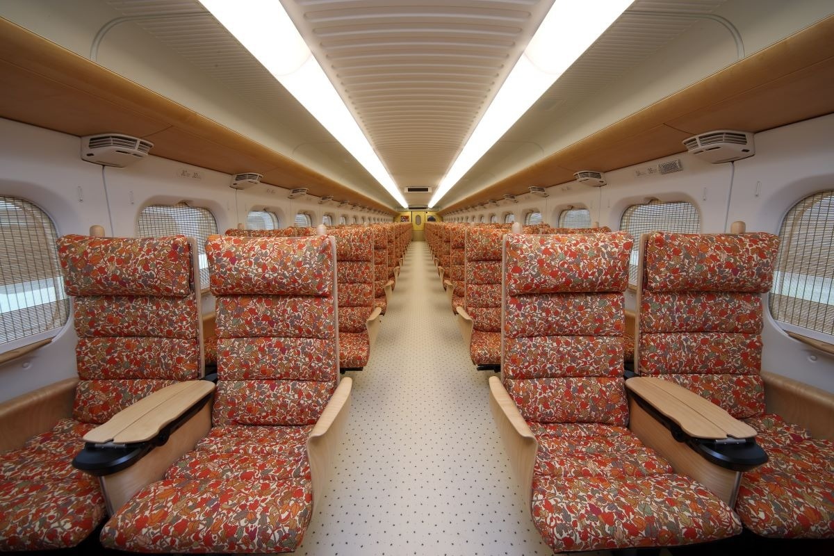 新幹線のテーブル足乗せ」と「素足の意味合い」: 今日の一撃 - tak-shonai's 