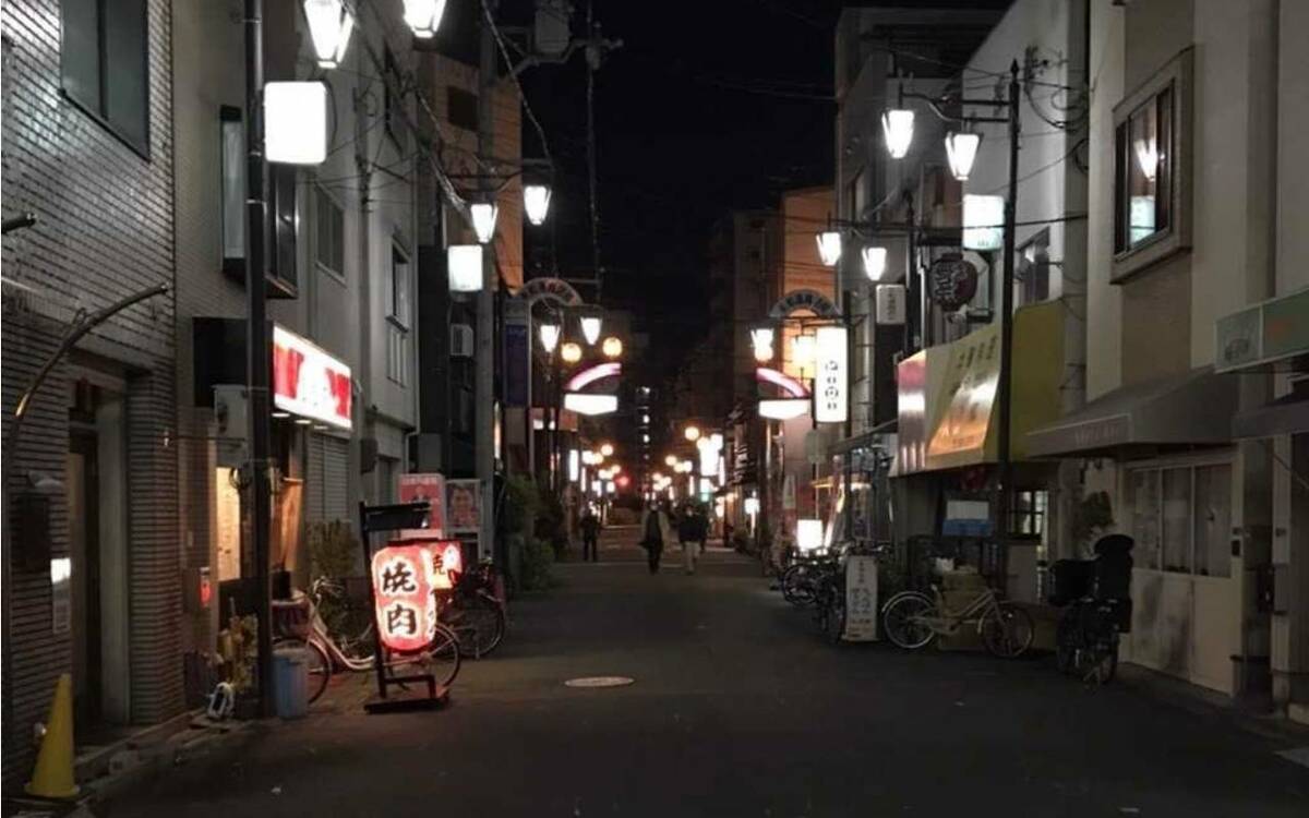 飛田新地、メイン通り。提灯に灯が灯り夜の戦いが始まる。嬢もおばちゃんも頑張ってや！ #迎春 #飛田新地 #今池駅 #新今宮駅