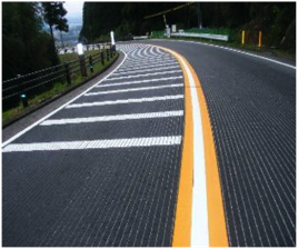 バイク乗りには恐怖!? タイヤのグリップを奪う道路表面の縦や横の溝の存在理由とはバイクのニュース