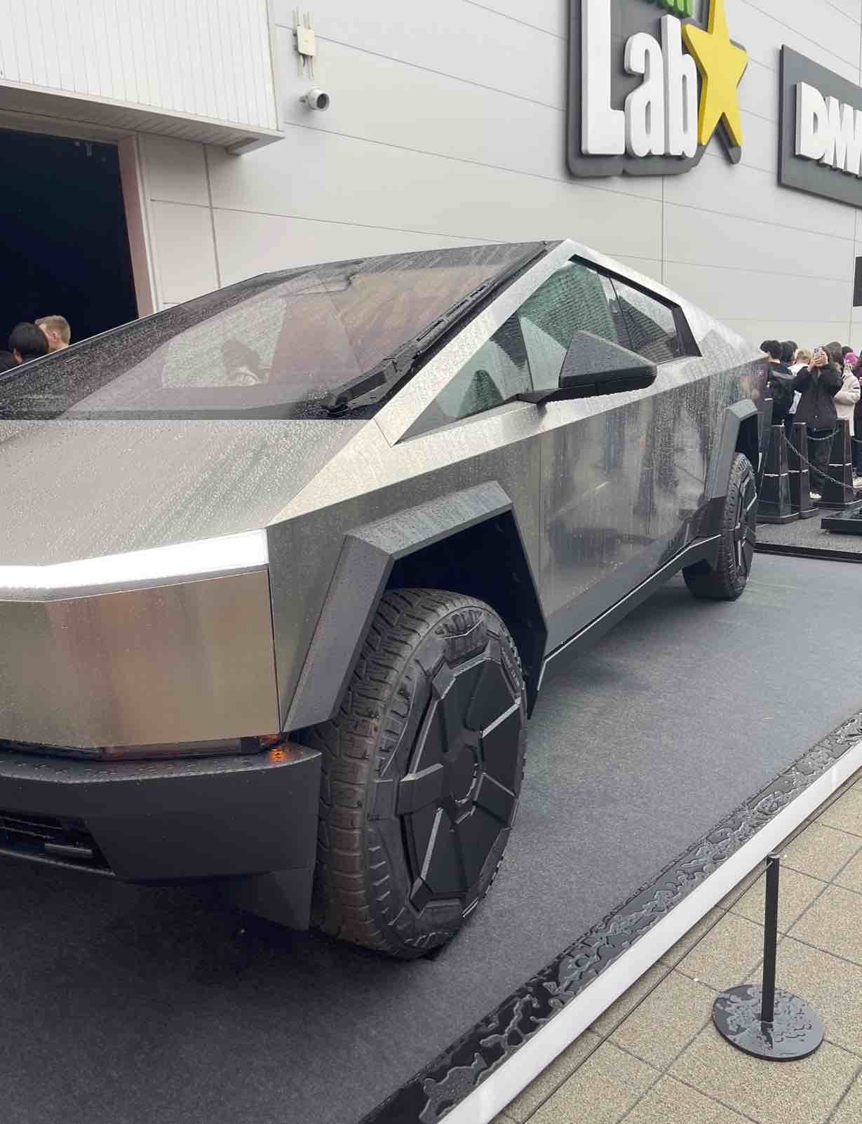 写真蔵 テスラ初の電動ピックアップトラック「サイバートラック」が日本初お披露目！ - Webモーターマガジン