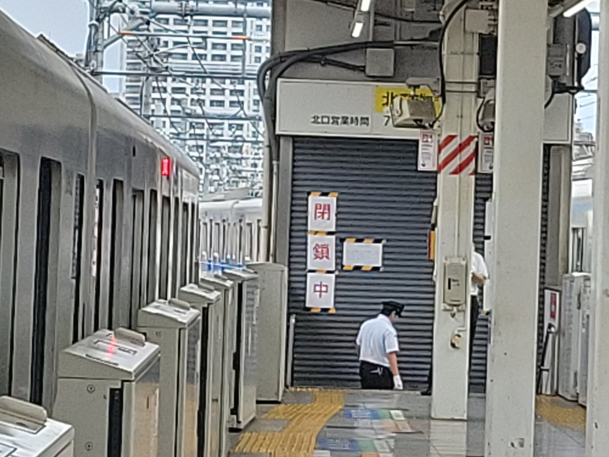 新宿車站因東京暴雨變「水舞間」 天花板坍塌 7月10日，日本東京突降特大暴雨，新宿車站漏水問題嚴重。大公國際Facebook