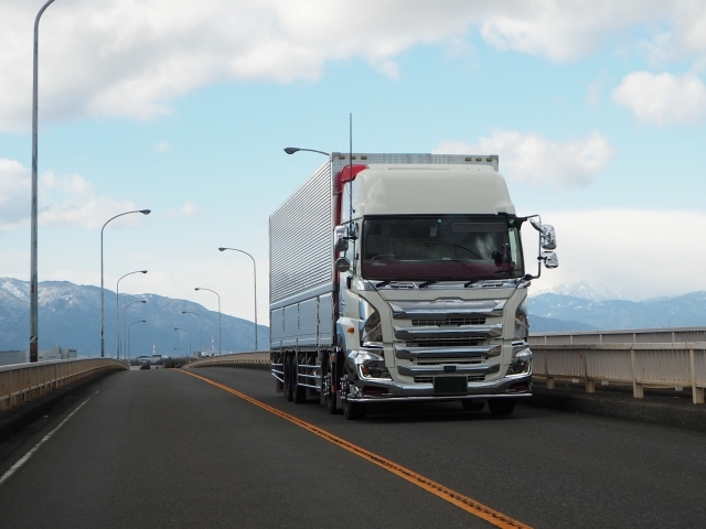 トラックの維持費はどれくらい？税金や車検費用・維持費を安く抑える方法について解説