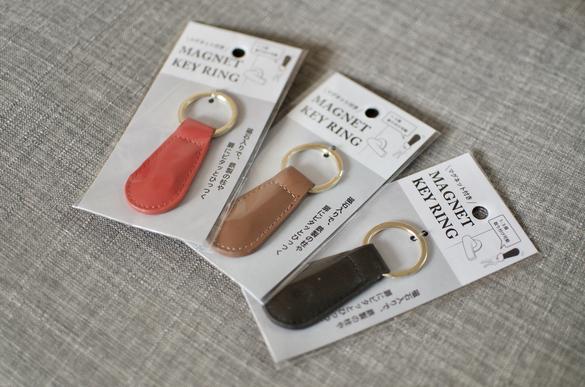 セリアで見つけた「マグネット付きキーリング」のおかげで、鍵の置き場に困らなくなったよROOMIE ルーミー