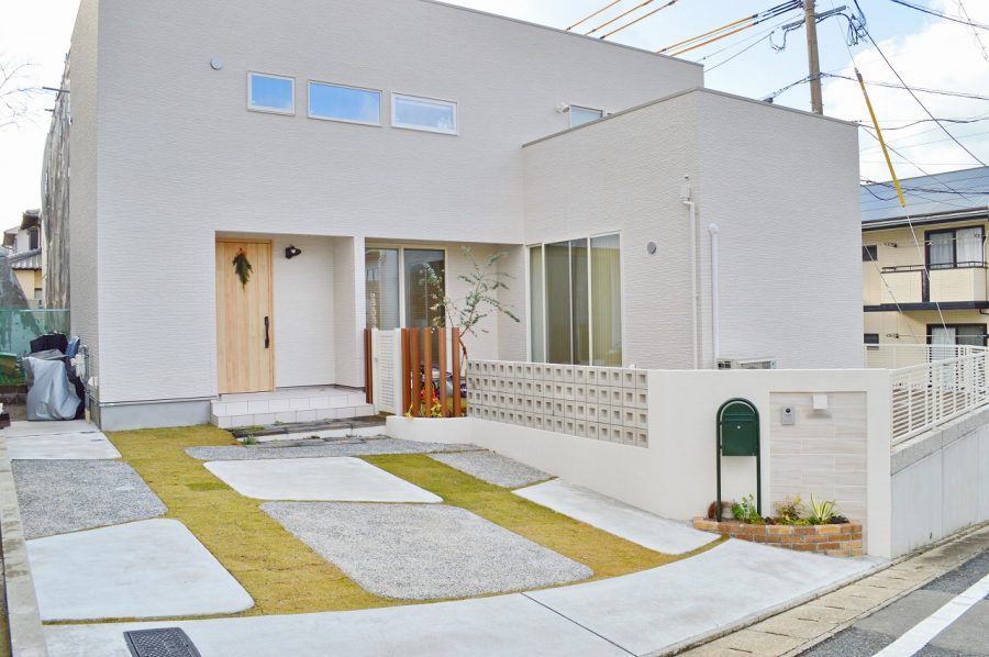 駐車場の目地をレンガで仕上げるメリット。採用前に知っておきたいポイントを徹底解説全国ガーデン情報サイト「お庭の窓口」