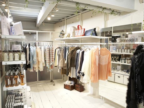 青野さくら昨年、表参道にオープンしたセレクトショップCRACES クレイシス に行ってきました💭 全商品日本製の「RICORD」という上質な素材と洗練されたデザインが特徴のアパレルブランドを 唯一試せる実店舗です👗 私は肩がパールになっているネイビーのワンピースを