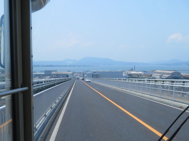江島大橋 島根県と鳥取県を結ぶ橋で、通称ベタ踏み坂と呼ばれています！ 車のCMで有名な所です！島根県側の約4km離れた所から坂を撮ると目の錯覚で急勾配に見えます😳 4km離れての圧縮効果はバリ凄いです🤣レタッチ微妙過ぎでやり直したいですが、眠いので諦めます