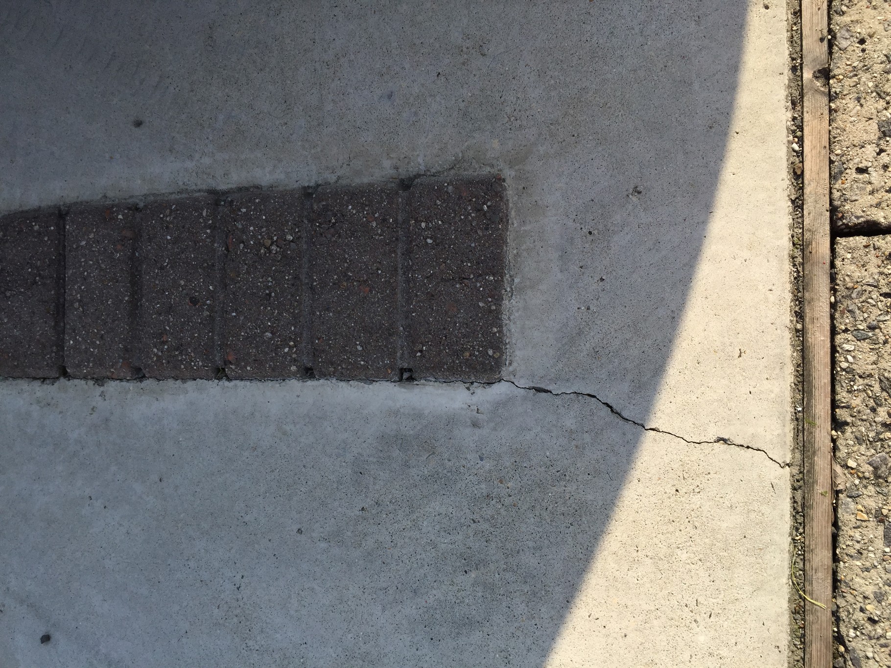 駐車場の土間コンクリートにひび割れが起こる原因と抑制方法についてCMC