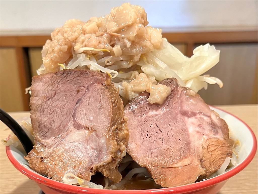 上ヲ向ケ＠岩手県盛岡市館向町にて豚と小麦 醤油をオーダー！「肉を噛み締め小麦を喰らい」と掲げられたラーメン二郎インスパイアなガッツリ系の新店♪秋田・筋肉酒店のラーメン食ったら上げマッスル