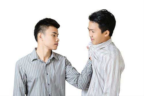 胸倉を掴むのは暴行罪！逮捕はありえる？示談で不起訴を目指す方法ベンナビ刑事事件