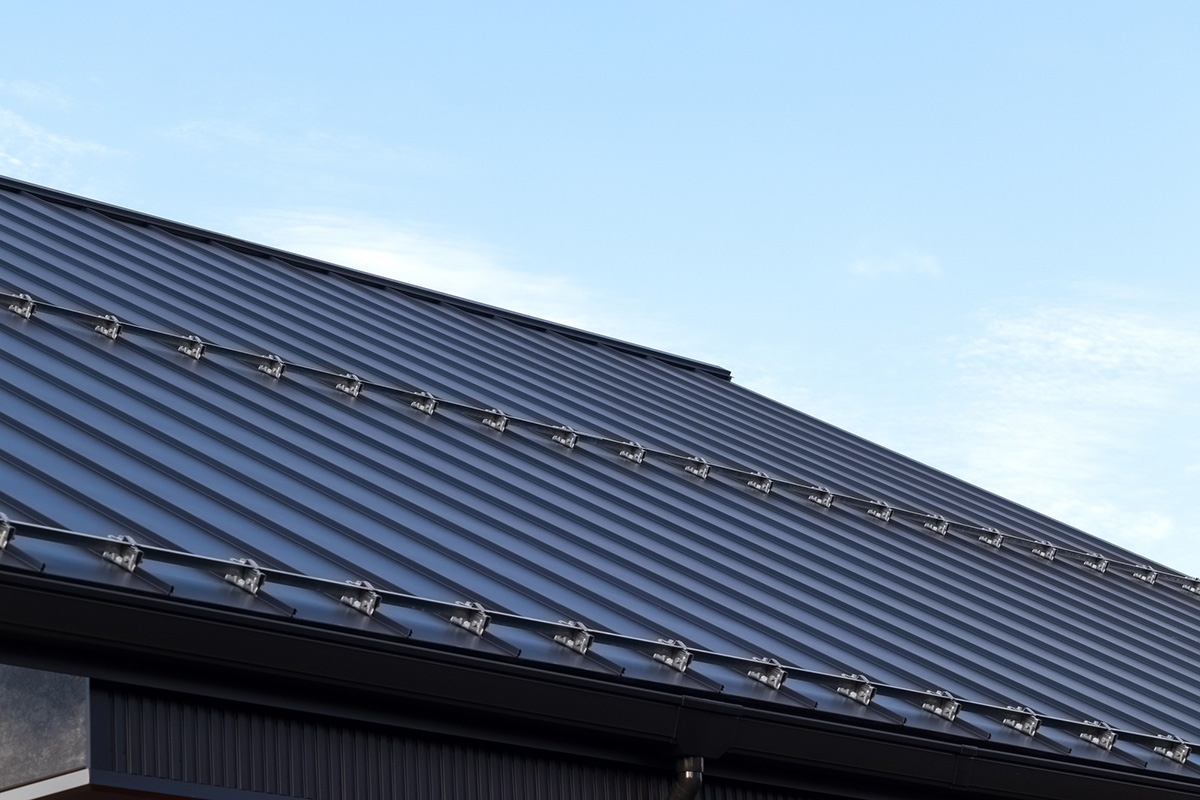 ガルバリウム鋼板は本当に長持ち？驚きの耐久性と費用対効果を徹底解説！ 屋根リフォーム・新築-屋根、外壁サイディング、雨漏りの修理は クイック屋根工事