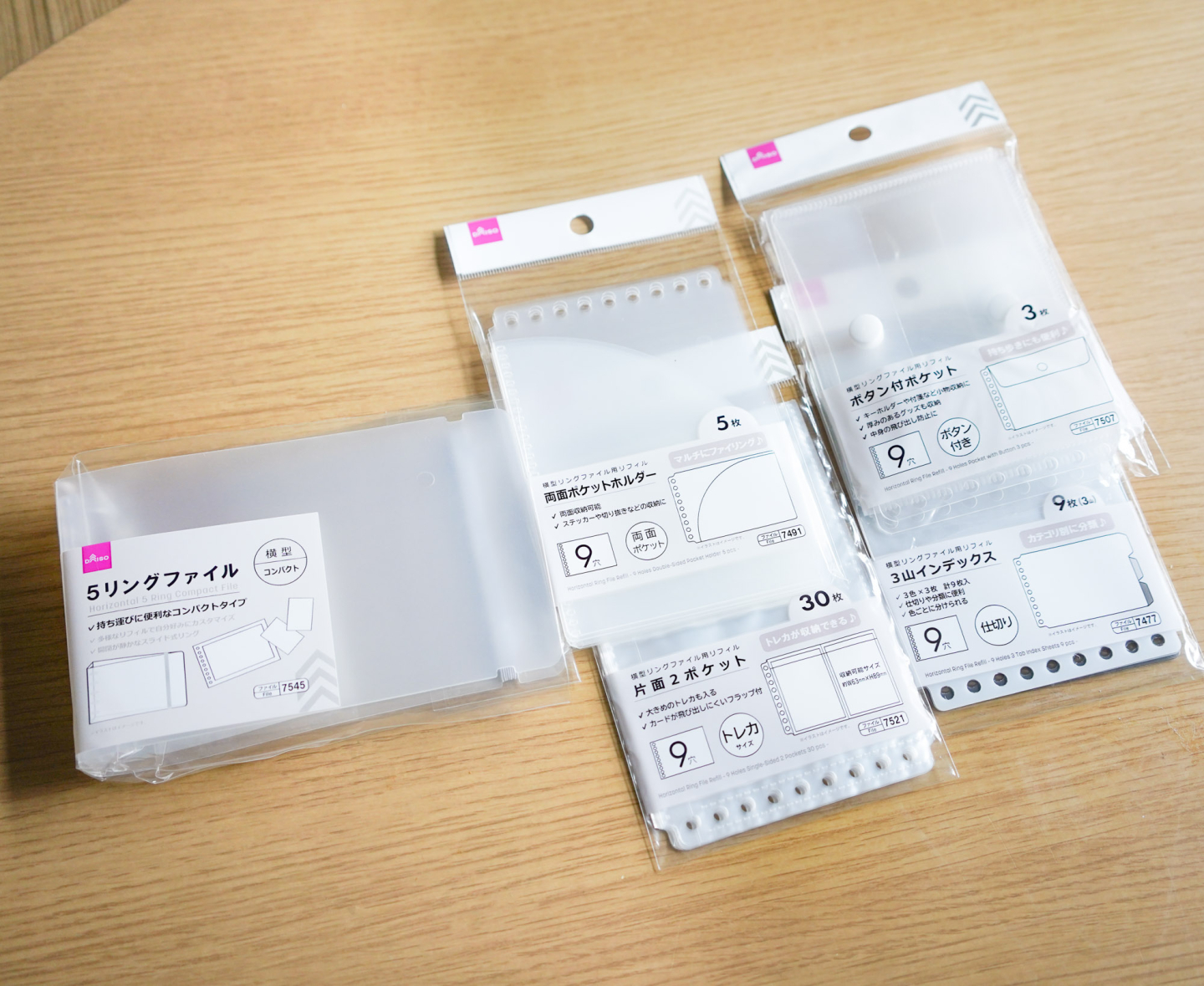 ​推しを持ち歩く！, 使いやすい3リングミニファイル👍🏻, ◎100均 ダイソー , ・３リングミニファイル, ・¥110 税込 ,・JANコード：4550480297620, ・カード用片面ポケットミニリフィル, ・¥110 税込 , ・ジッパー付ポケットミニリフィル,・¥110 税込 , ・JANコード：4550480297590, ・ボタン付ポケットミニリフィル,