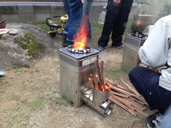 一斗缶で二次燃焼が見える自作の横型焚き火缶 自作焚き火台一斗缶ストーブ