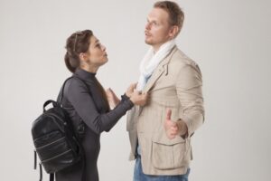 ネイティブの英語 「胸ぐらを掴む」はどう表現するか？英語まとめ