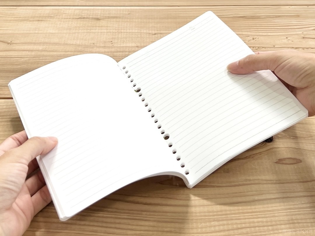 𝟣𝟢𝟢𝗒𝖾𝗇𝗌𝗁𝗈𝗉_𝗆𝖺𝗆𝖺 ←他の投稿はこちらから!! ⁡ ⁡ ⁡ ＼「ない」が便利なバインダー⁡ セリアで人気の ルーズリーフ用のバインダー。 ⁡ 真ん中部分のリングがないから、書きやすいんです！表紙を折り返せばコンパクトに使えるし、リングが10箇所しかないから