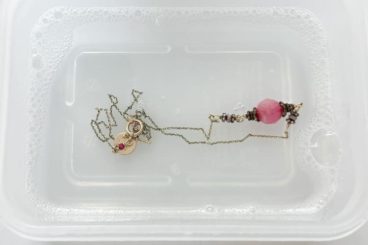 金メッキのジュエリーは変色する？知っておくべきこと