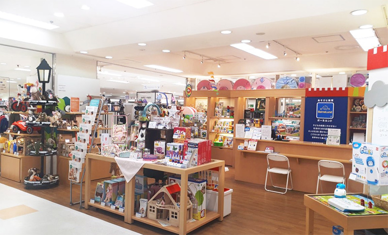 しゅみの森 東新宿店、本日オープンしました！ 開放感のある屋上「おそらテラス」には、車の遊具で遊べるサーキット♪ 大人の