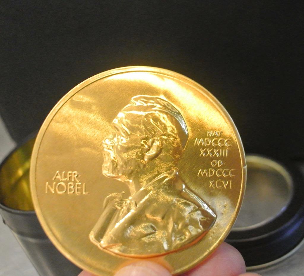 ノーベル賞メダルチョコレート ノーベル博物館 の通販 by ゆうた's shopラクマ