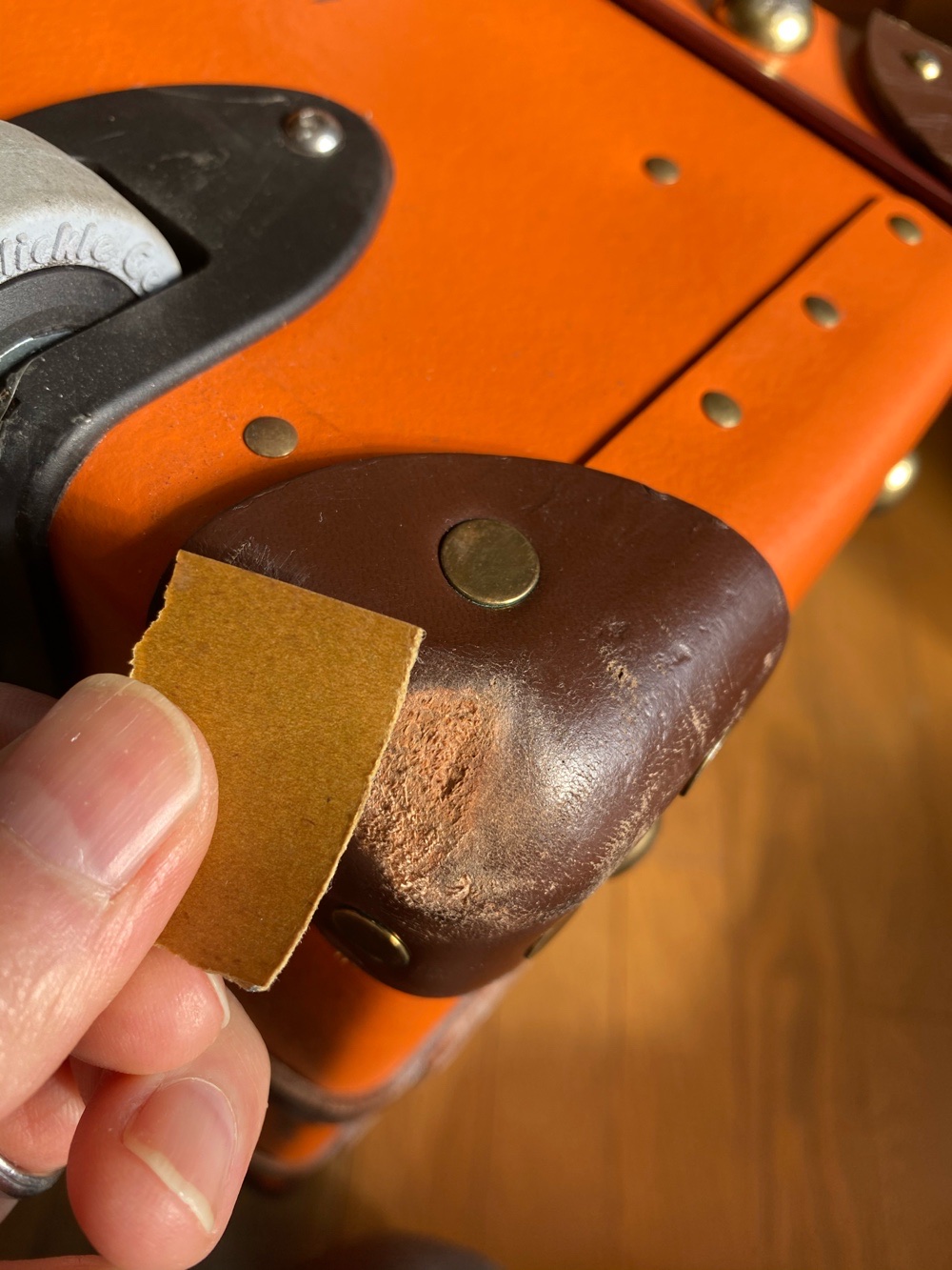 ロイヤルブルーのグローブトロッターを新調。その名もクルーズコレクション そんなにクルーズ乗るわけでもないのに🤣 。前のサファリはハワイで車輪が壊れ、他の箇所もあまりにボロボロなので引退となりました🥲15年間くらい使ったかなー。高価なスーツケースですが