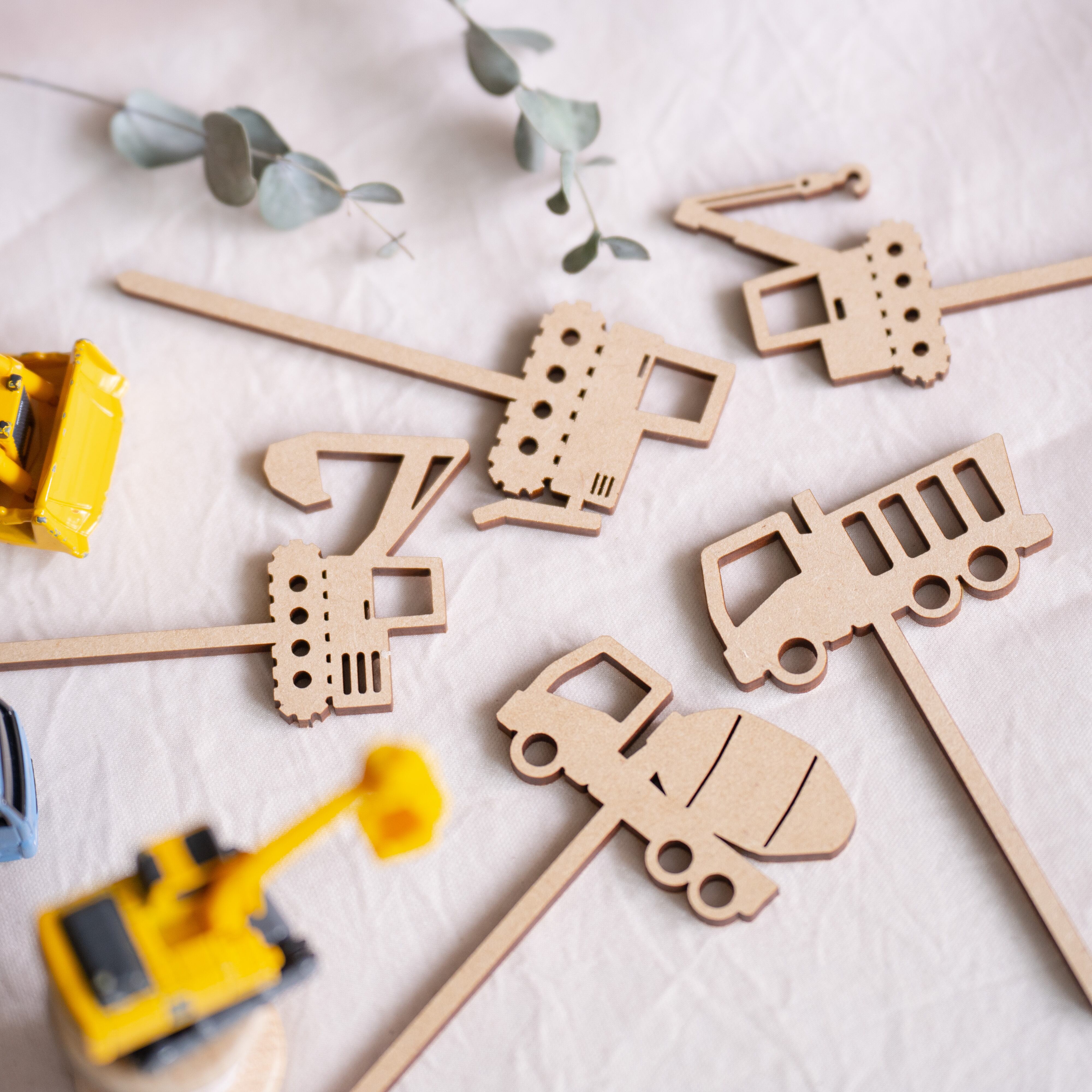 誕生日飾り 働く車 再販- KAMIAOBIKOBO'S GALLERYminne byGMOペパボ国内最大級のハンドメイド・手作り通販サイト