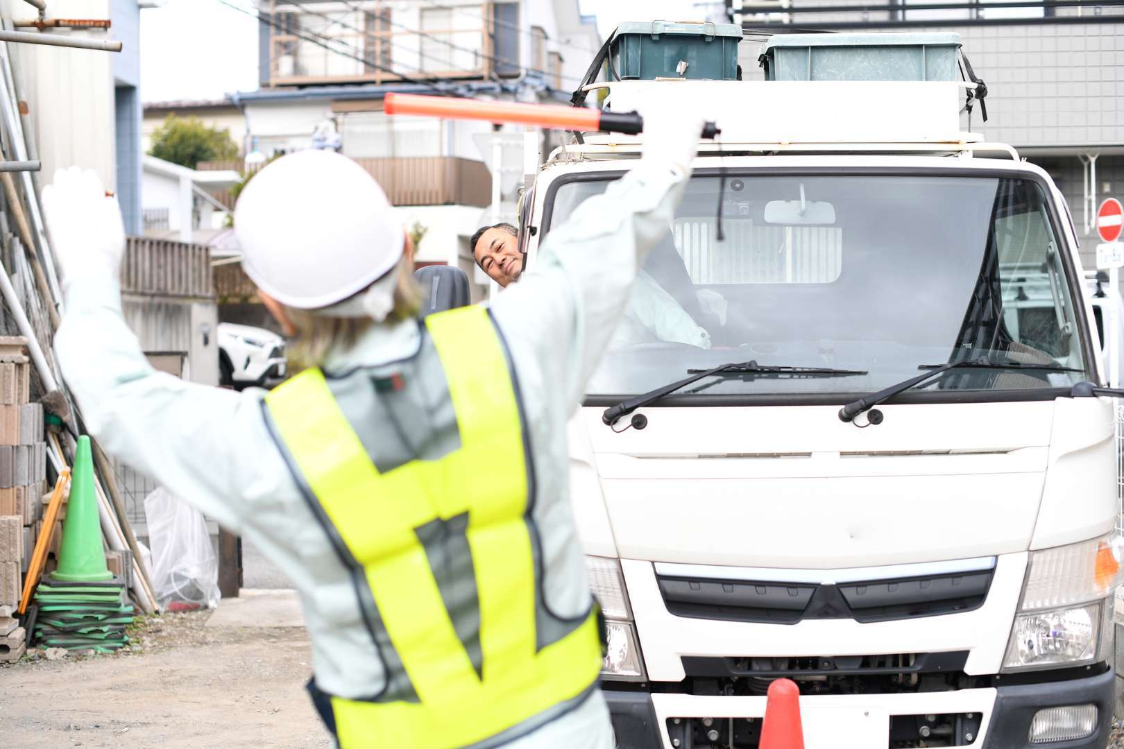 警備員の誘導ミスによる事故は誰の責任？ - 人と車の安全な移動をデザインするシンク出版株式会社