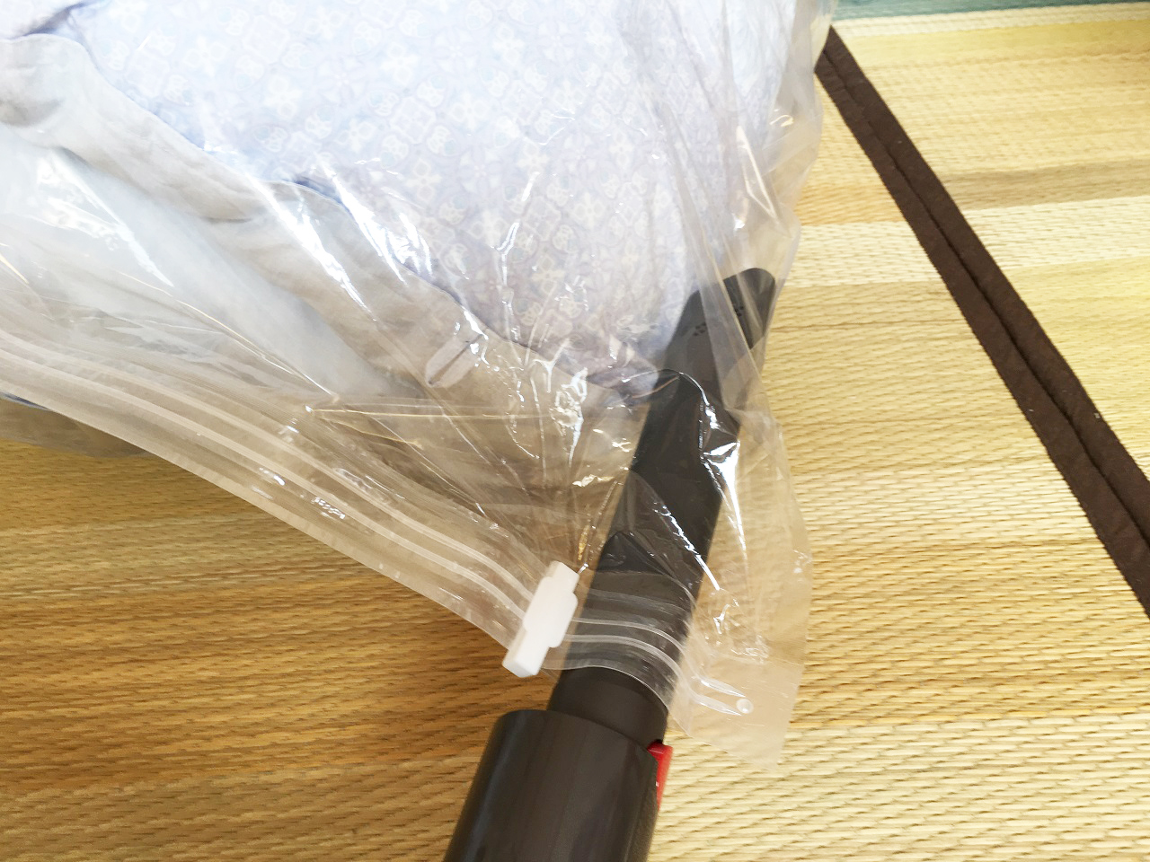 ダイソー「バルブ式毛布圧縮袋」がおすすめ！収納スペースが半分になる便利グッズ