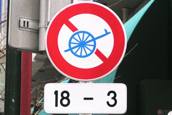 激レア 珍百景！日本で唯一ここだけにしかない珍しい道路標識を発見しました！自衛隊の飛行場に急接近します！ - YouTube