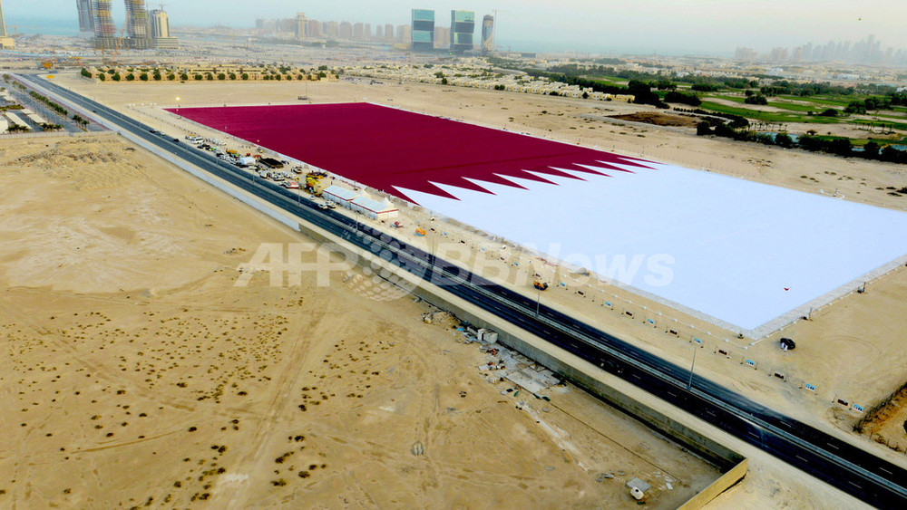 国連旗の公式な比率は2:3と3:5だけど、一部の国では国旗の比率に合わせて旗の形を変えてるんだよね。 : r vexillology