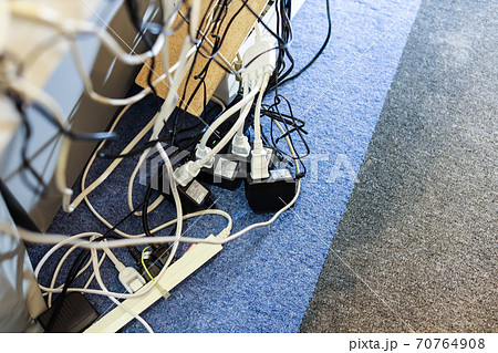 事務所の配線何とかしてー!!ごちゃごちゃ配線を綺麗にする方法総務部のブログ