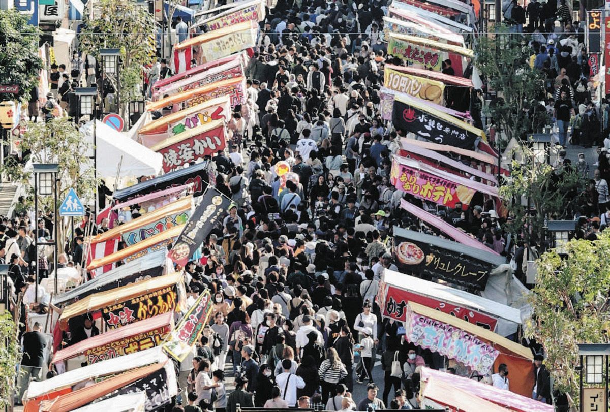 香川県露天商業組合の総会に参加させていただきました。露天商 の皆さんは、お祭りや地域のイベントには欠かせない存在です。地域活性化のためにも頑張ってください。よろしくお願いします。 平井卓也