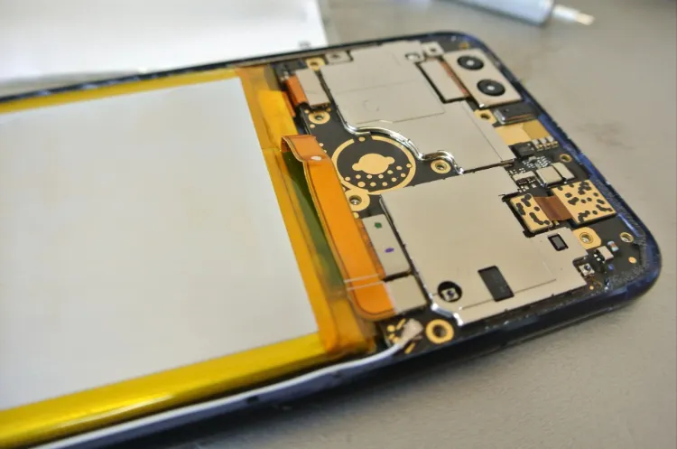 画面が割れたスマホをキャリアショップで修理する時にかかる費用はいくら？@DIME アットダイム