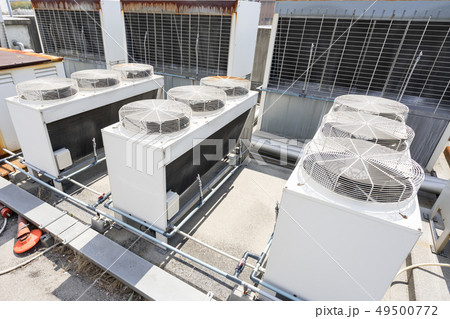 室外機200㎏の階段搬入と屋上据付