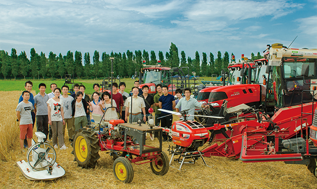 無人トラクターの写真素材写真素材なら「写真AC」無料 フリー ダウンロードOK