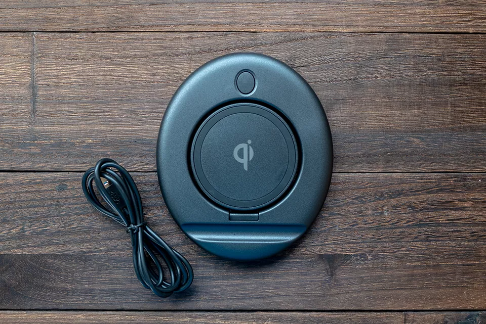 100均ダイソーワイヤレス 充電器を紹介。置くだけでスマホが充電可能で便利な一品。ruru-syu.com