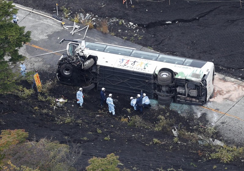 観光バス横転事故 静岡県小山町写真特集1 6毎日新聞