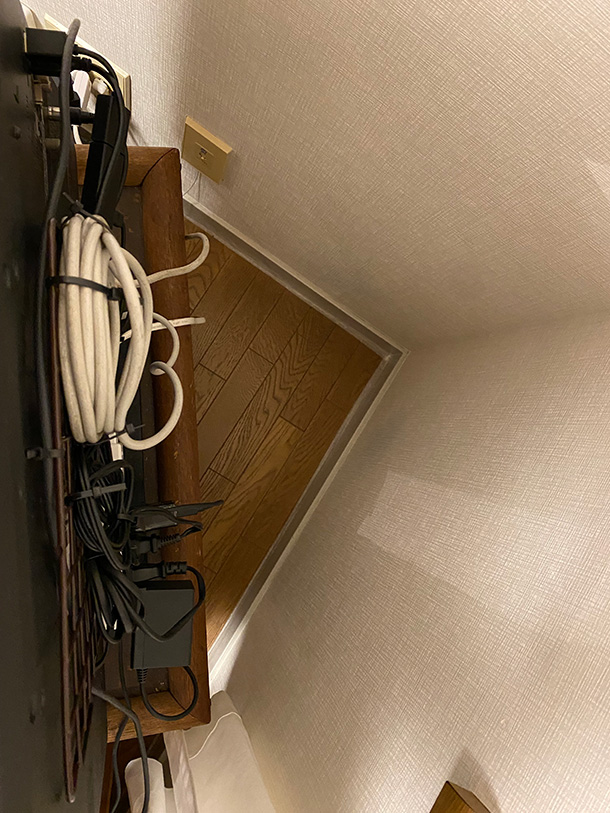 作業台の改善です💡 電源やらなんやらで配線が多くなり、イレクターパイプに結束バンドで止めたりしていましたが、ぐちゃぐちゃになってたので、配線ダクトを使って綺麗にまとめました✨余った配線を隠せるので、だいぶスッキリしました💡 使いたい線をどこからでも