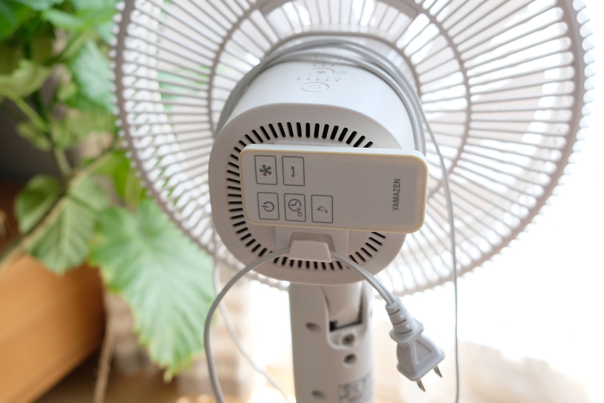 こんばんは。 本日は、 ダイソーの「電源タップ固定器 110円 」です。 両面テープでパーツを貼り付けるだけで、 タップを壁や机に浮かせて収納できちゃう✨取り外しも簡単なので、 ちょっと外したい時にも便利♪ タップ周りのゴチャゴチャ解決グッズでした😍ダイソー