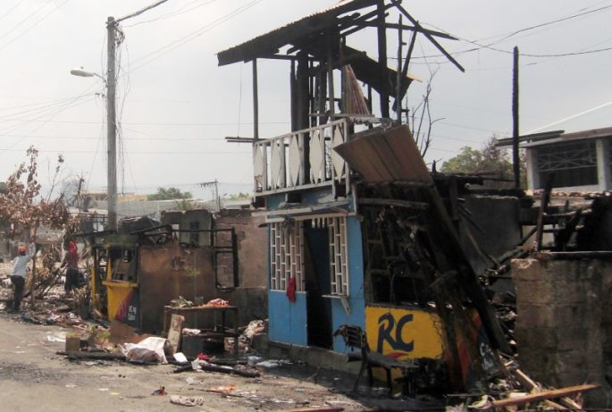 スラム街で大規模火災、８０００人避難 フィリピン首都 - CNN.co.jp