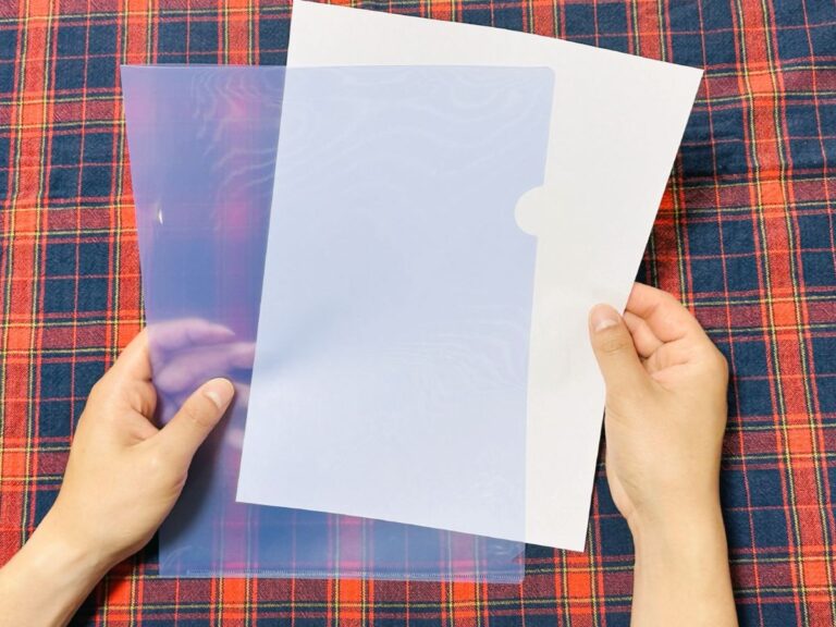 使ってない「クリアファイル」の活用術。「絡まりやすいものをスッキリ収納！」「画期的！」「マネしたい」」の画像一覧saita