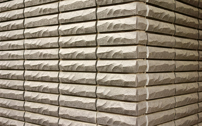 ∴, 唯一無二の家,kmewsolido , typeM-LAP 黒鉄,ニチハ, モエン大壁工法 トラバーチン,神島化学,アルテザート ウォルトナットダーク, SOLIDO type-Mは、1枚として同じものがない材料です。,内外壁ともに使用できる下見張り商品。重なりによる影が独特の表情をつくりだします。,