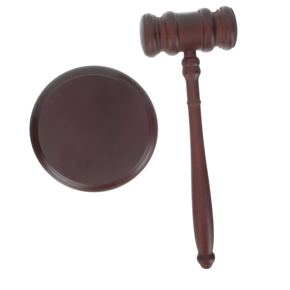 白いかつらをかぶったイギリスの裁判官は、いらだち怒りと怒りにまき散らして、小槌を振り回した。白い背景に。写真素材124331272Shutterstock