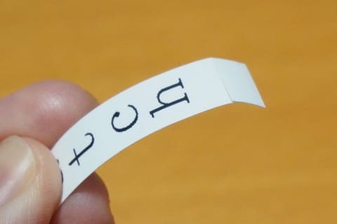 テプラテープの剥がし跡をきれい取る方法 簡単!!キレイに除去する方法を紹介
