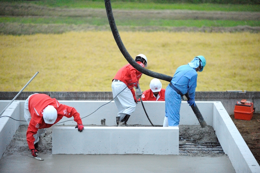 雨天決行 基礎コンクリート工事 雨が降ってびしょ濡れで心配な時に読む記事おはかのなかのブログ